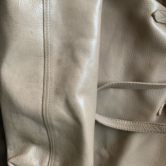 Cuyana Classic Leather Tote in Stone - Picture 8 of 8
